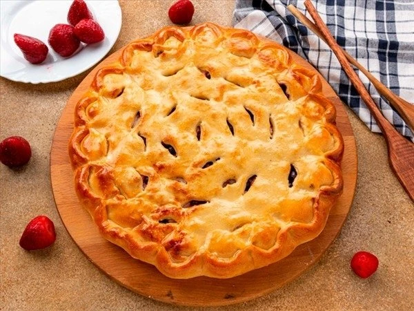 Пирог с творогом и клубникой
