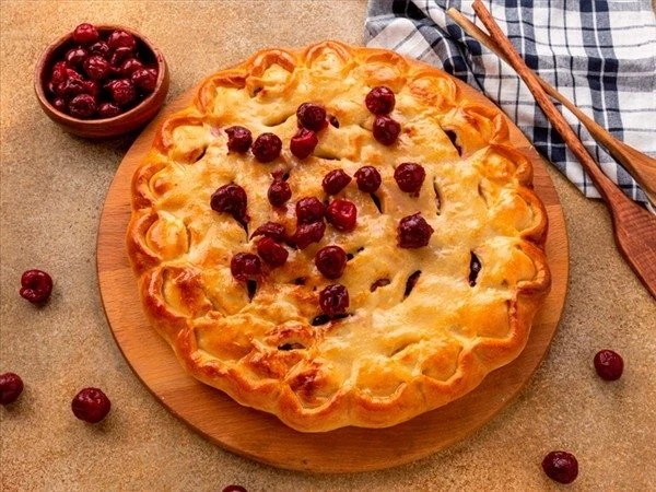 Пирог с творогом и вишней
